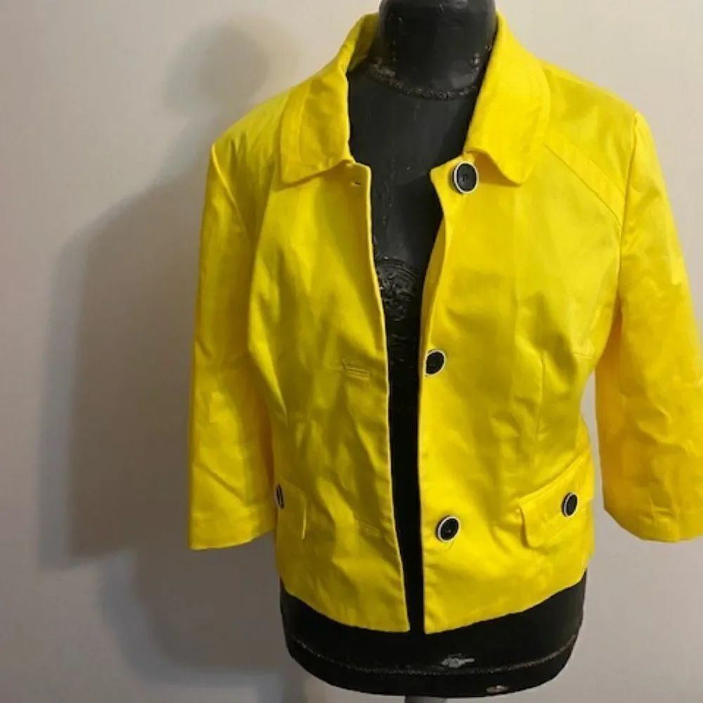 East 5th cropped Yellow jacket 3/4 sleeves w/ Black buttons, size Large